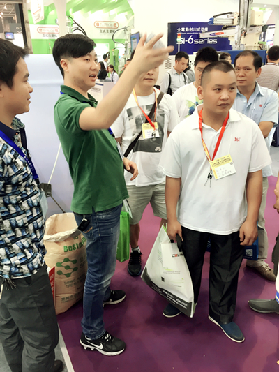 塑伯TPE業(yè)務經(jīng)理接待客戶詢盤